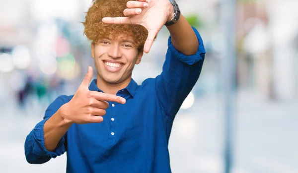 Joven Hombre Guapo Elegante Con Pelo Afro Sonriente Haciendo Marco —  Fotos de Stock