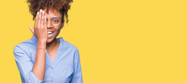 Bela Jovem Mulher Negócios Afro Americana Sobre Fundo Isolado Cobrindo — Fotografia de Stock