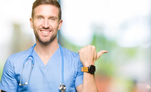 Knappe Dokter Man Medische Uniform Dragen Geïsoleerde Achtergrond Glimlachend Met — Stockfoto