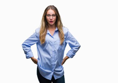 Arka plan korkuyor ve şok sürpriz ifade, korku ve heyecan yüz üzerinden gözlüklü genç güzel sarışın iş kadını izole.