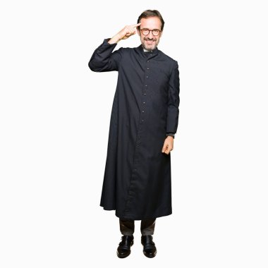 Katolik giyen orta yaş rahip adam robe bir parmak, harika bir fikir ya da düşünce, iyi bellek ile baş gösteren gülen