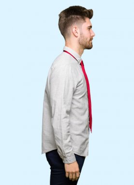 Genç yakışıklı iş adamı tarafına, seyir dinlenmek doğal yüz emin gülümseme ile pozuyla profil.