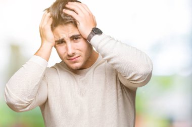 Yakışıklı delikanlı çünkü umutsuz ve stresli baş ağrısı acı izole arka plan üzerinde ağrı ve migren. Ellerini kafasına.