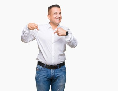 Orta yaş Arap zarif adam yüzünde gülümseme ile kendinden emin görünüyorsun, kendini gururlu ve mutlu parmakları ile işaret izole arka plan üzerinde.