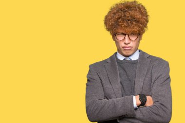 Genç yakışıklı iş adamı ile yüz çapraz kolları üzerinde gözlük şüpheci ve sinir, onaylamayan ifade giyen afro. Negatif kişi.