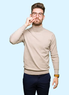 Gözlük ağız ve dudaklar genç yakışıklı iş adamı olarak ZIP parmak ile kapatın. Gizli ve sessiz, tabu söz