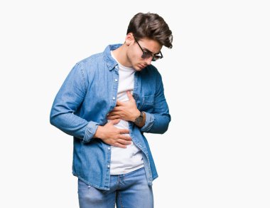 Yakışıklı delikanlı üzerinde güneş gözlüğü takıyor izole mide üzerinde el ile arka plan çünkü mide bulantısı, ağrılı hastalık hasta hissediyor. Ağrısı kavramı.