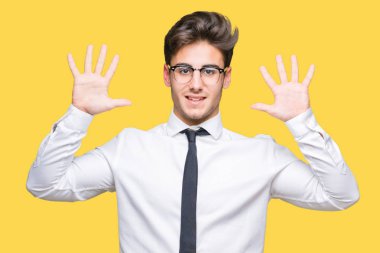 Genç iş adamı izole arka plan üzerinde gözlük giyiyor ve parmak numarası on ile işaret kadar emin ve mutlu gülümseyen.