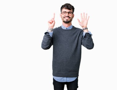 Genç yakışıklı izole arka plan üzerinde gösterilen gözlüklü adam akıllı ve kendinden emin ve mutlu gülümseyerek süre 6 numara parmakları ile işaret.