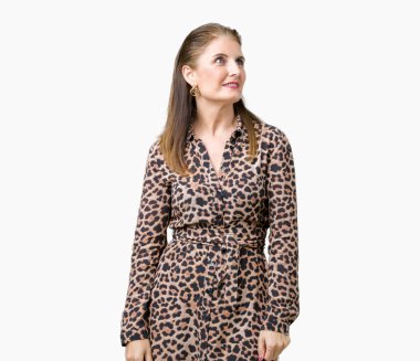 Üzerinde leopar elbise giyen güzel orta yaş olgun zengin kadın arka plan uzak tarafına gülümseme ile yüzünde, doğal ifade arıyorum izole. Kendine güvenen gülüyor.