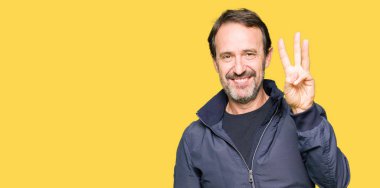 Orta yaş yakışıklı adam bir ceket gösterilen ve parmakları ile işaret üçüncü ise kendinden emin ve mutlu gülümseyerek.