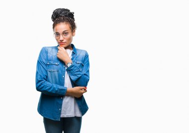 Genç saç Afro-Amerikan Kız emin çapraz kollar ve çeneme kaldırdı el ile gülümseme ile kameraya bakarak izole arka plan üzerinde gözlük takan örgülü. Pozitif düşünce.