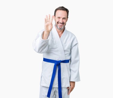 Yakışıklı orta yaş komuta sizde kimono üniforması üzerinde gösterilen arka plan izole ve parmakları ile işaret kendinden emin ve mutlu gülümseyerek süre dört numara.