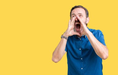 İzole arka plan ağzına sesle elleriyle kızgın bağırarak üzerinde zarif komuta sizde yakışıklı orta yaş