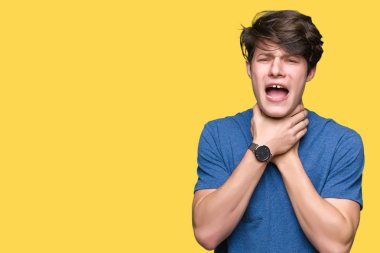 Yakışıklı delikanlı giyen t-shirt izole arka plan bağırarak üzerinde mavi ve çünkü boğmak acı kendi ellerimle öldürürüm. Sağlık sorunu. Yaralarından ve intihar kavramı.