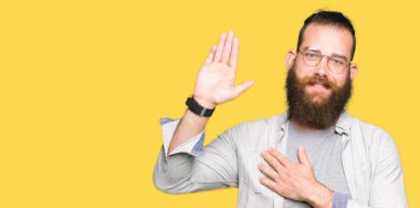 Gözlük giyen genç sarışın adam göğüs ve açık palmiye el ile küfür, sadakat vaat yemini yapma