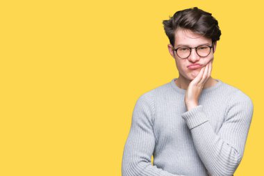 Seyir yorgun ve bıkkın ile depresyon sorun Çapraz kollar ile izole arka plan düşünme üzerinde gözlük takan genç yakışıklı adam.