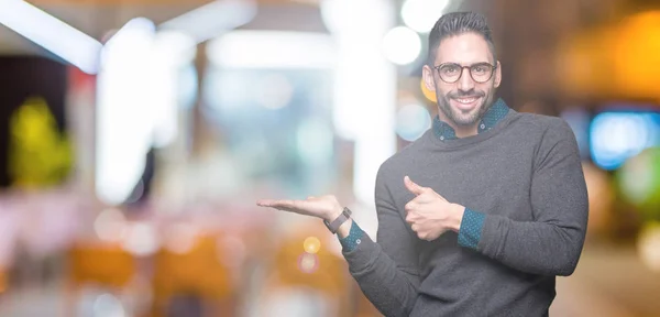 Giovane Bell Uomo Che Indossa Occhiali Sfondo Isolato Mostrando Mano — Foto Stock