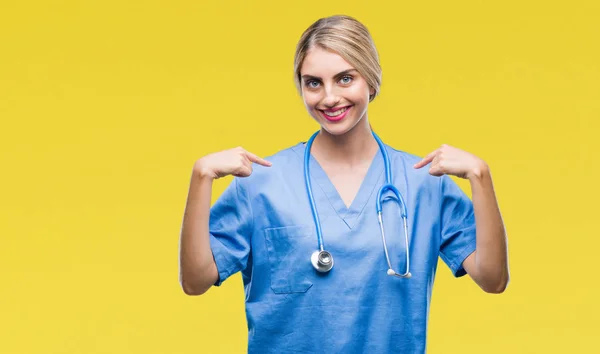 Jonge Mooie Blonde Dokter Chirurg Verpleegkundige Vrouw Geïsoleerd Achtergrond Zoek — Stockfoto