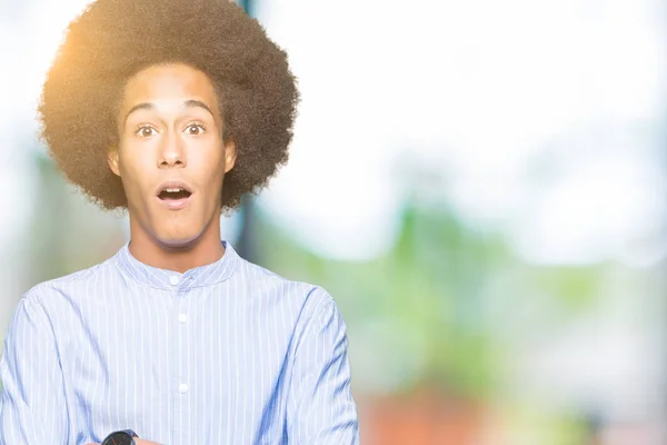 Νεαρός Αφρικανική Αμερικανική Άνθρωπος Αφρο Μαλλιά Φοβάται Και Σοκαρισμένος Έκφραση — Φωτογραφία Αρχείου