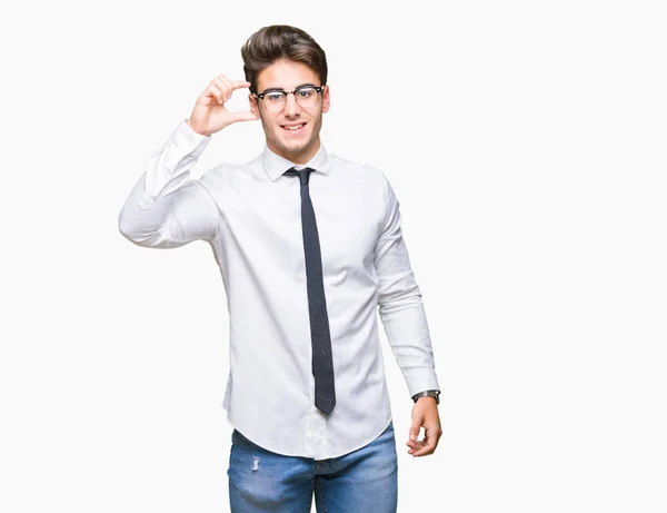 Joven Hombre Negocios Con Gafas Sobre Fondo Aislado Sonriente Seguro — Foto de Stock