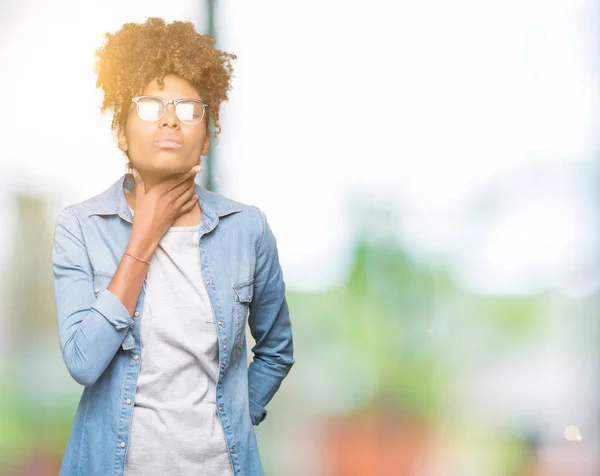Hermosa Mujer Afroamericana Joven Con Gafas Sobre Fondo Aislado Tocando —  Fotos de Stock