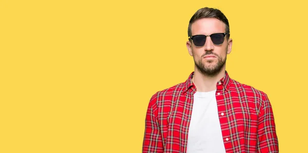 Stilig Man Klädd Mode Sol Glasögon Med Allvarliga Uttryck Ansiktet — Stockfoto