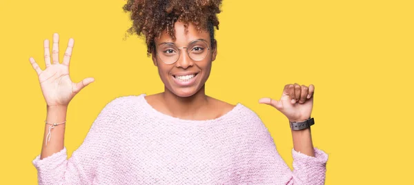 Schöne Junge Afrikanisch Amerikanische Frau Trägt Eine Brille Über Isoliertem — Stockfoto