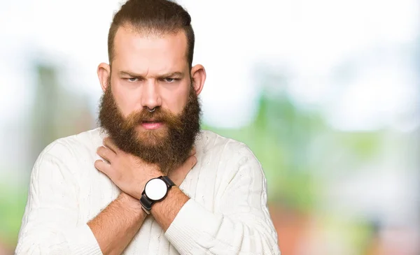 Joven Hombre Hipster Vistiendo Suéter Invierno Gritando Sofocar Porque Estrangulamiento —  Fotos de Stock