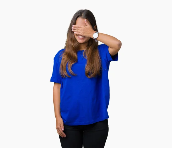 Ung Vacker Brunett Kvinna Som Bär Blå Shirt Över Isolerade — Stockfoto