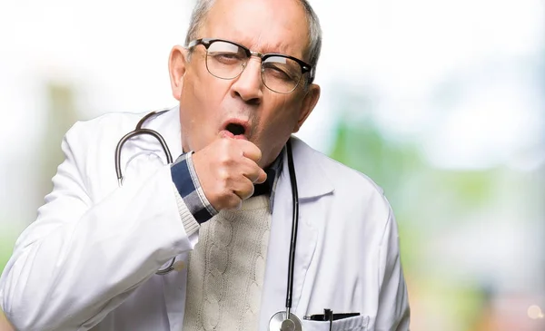 Hombre Guapo Médico Senior Que Usa Abrigo Médico Sintiéndose Mal — Foto de Stock