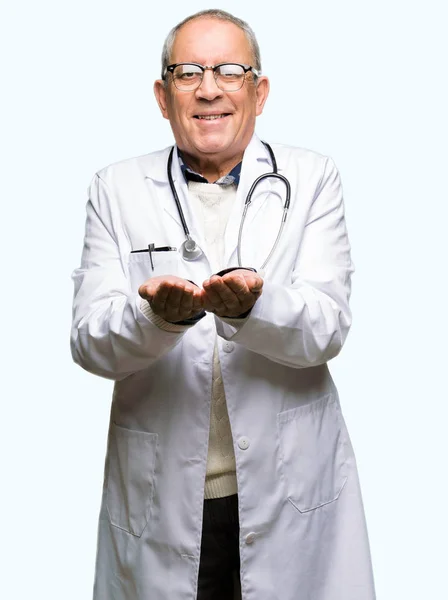 Hombre Guapo Médico Senior Con Abrigo Médico Sonriendo Con Las —  Fotos de Stock