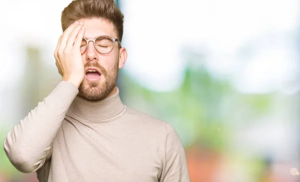 Giovane Uomo Affari Bello Con Gli Occhiali Sbadigliare Stanco Coprendo — Foto Stock