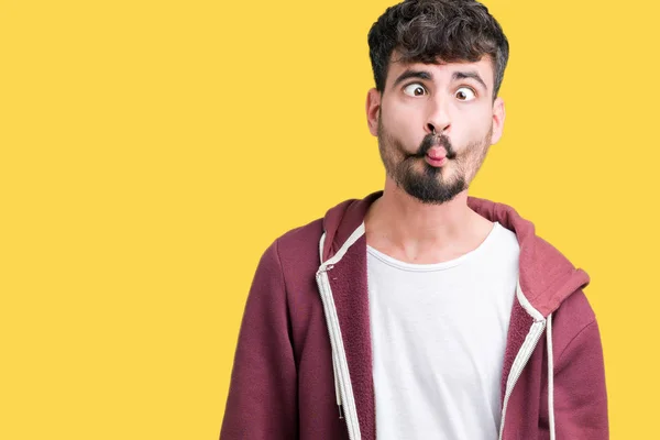 Homem Bonito Jovem Sobre Fundo Isolado Fazendo Cara Peixe Com — Fotografia de Stock