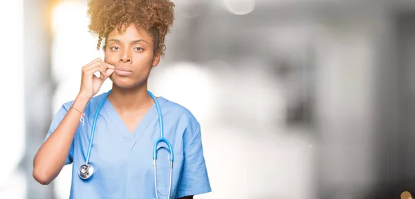 Junge Afrikanisch Amerikanische Ärztin Über Isoliertem Hintergrund Mund Und Lippen — Stockfoto
