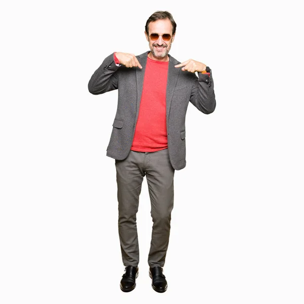 Μέση Ηλικία Όμορφος Επιχείρηση Άνθρωπος Φορώντας Γυαλιά Ηλίου Δείχνει Αυτοπεποίθηση — Φωτογραφία Αρχείου