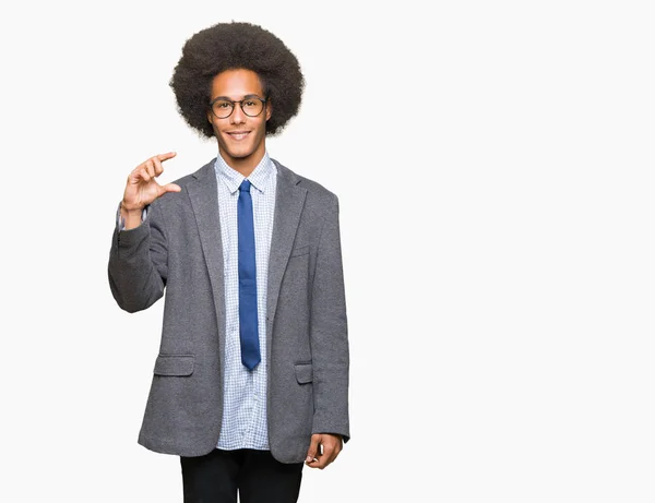 Junger Afrikanisch Amerikanischer Geschäftsmann Mit Afro Haaren Der Eine Brille — Stockfoto