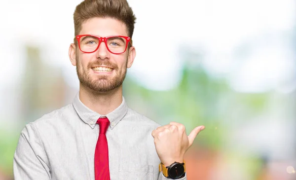 Jonge Knappe Zakenman Bril Glimlachend Met Blij Gezicht Kijken Naar — Stockfoto