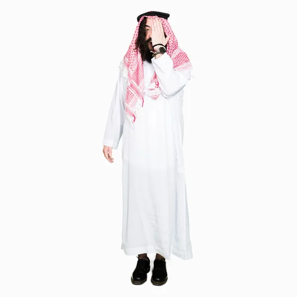 Arabian Business Man Met Lang Haar Dragen Van Traditionele Keffiyeh — Stockfoto