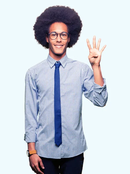 Молодой Африканский Бизнесмен Афроволосами Очках Показывающий Пальцами Номер Четыре Улыбаясь — стоковое фото