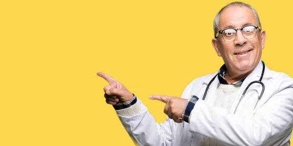 Красивий Старший Лікар Медичному Пальто Посміхається Дивиться Камеру Спрямовану Двома — стокове фото
