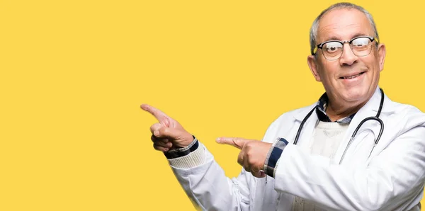 Hombre Guapo Médico Senior Con Abrigo Médico Sonriendo Mirando Cámara — Foto de Stock