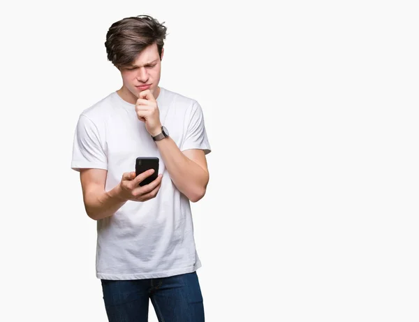 Giovane Uomo Utilizzando Smartphone Sfondo Isolato Volto Serio Pensando Alla — Foto Stock