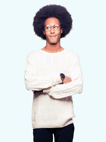 Mladý Američan Afričana Muž Afro Vlasy Nosí Brýle Úsměvem Vypadající — Stock fotografie