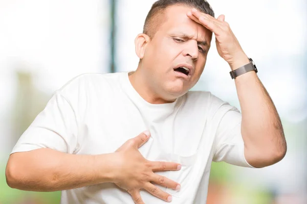 Medelåldern Arabiska Mannen Wearig Vit Shirt Över Isolerade Bakgrund Att — Stockfoto