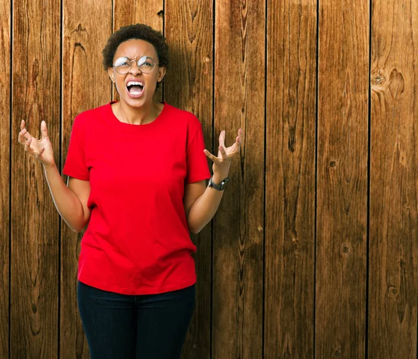 Hermosa Mujer Afroamericana Joven Con Gafas Sobre Fondo Aislado Loco — Foto de Stock