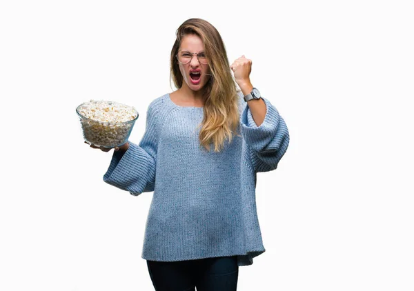 Giovane Bella Donna Bionda Mangiare Popcorn Sfondo Isolato Infastidito Frustrato — Foto Stock