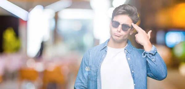 Joven Hombre Guapo Con Gafas Sol Sobre Fondo Aislado Disparando — Foto de Stock