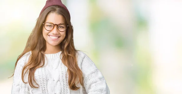 Νέοι Όμορφη Μελαχρινή Hipster Γυναίκα Που Φοράει Γυαλιά Και Καπέλο — Φωτογραφία Αρχείου