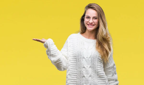 Jonge Mooie Blonde Vrouw Winter Trui Zonnebril Dragen Geïsoleerde Achtergrond — Stockfoto